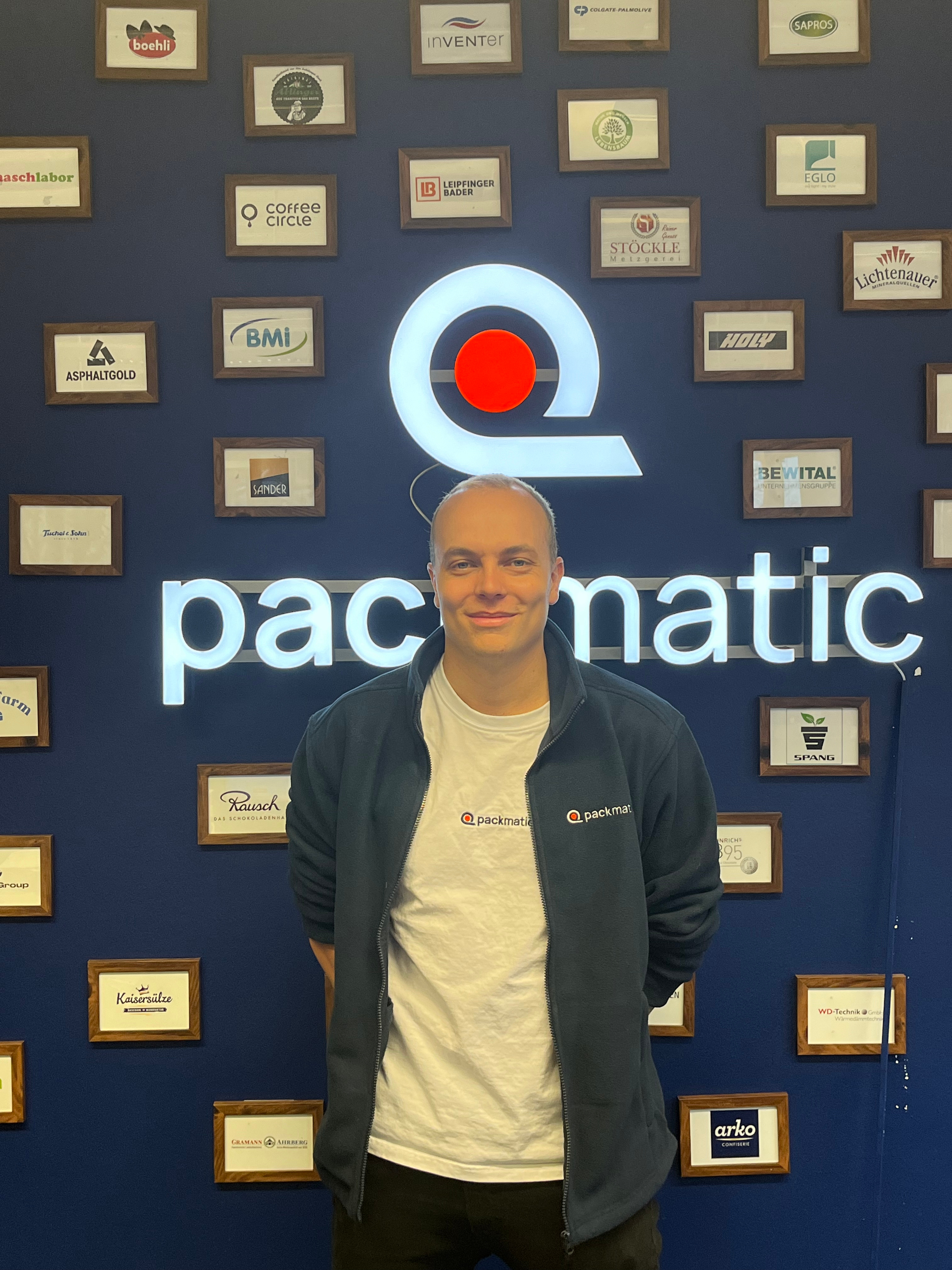 Paul Schraven in front of Packmatic banner