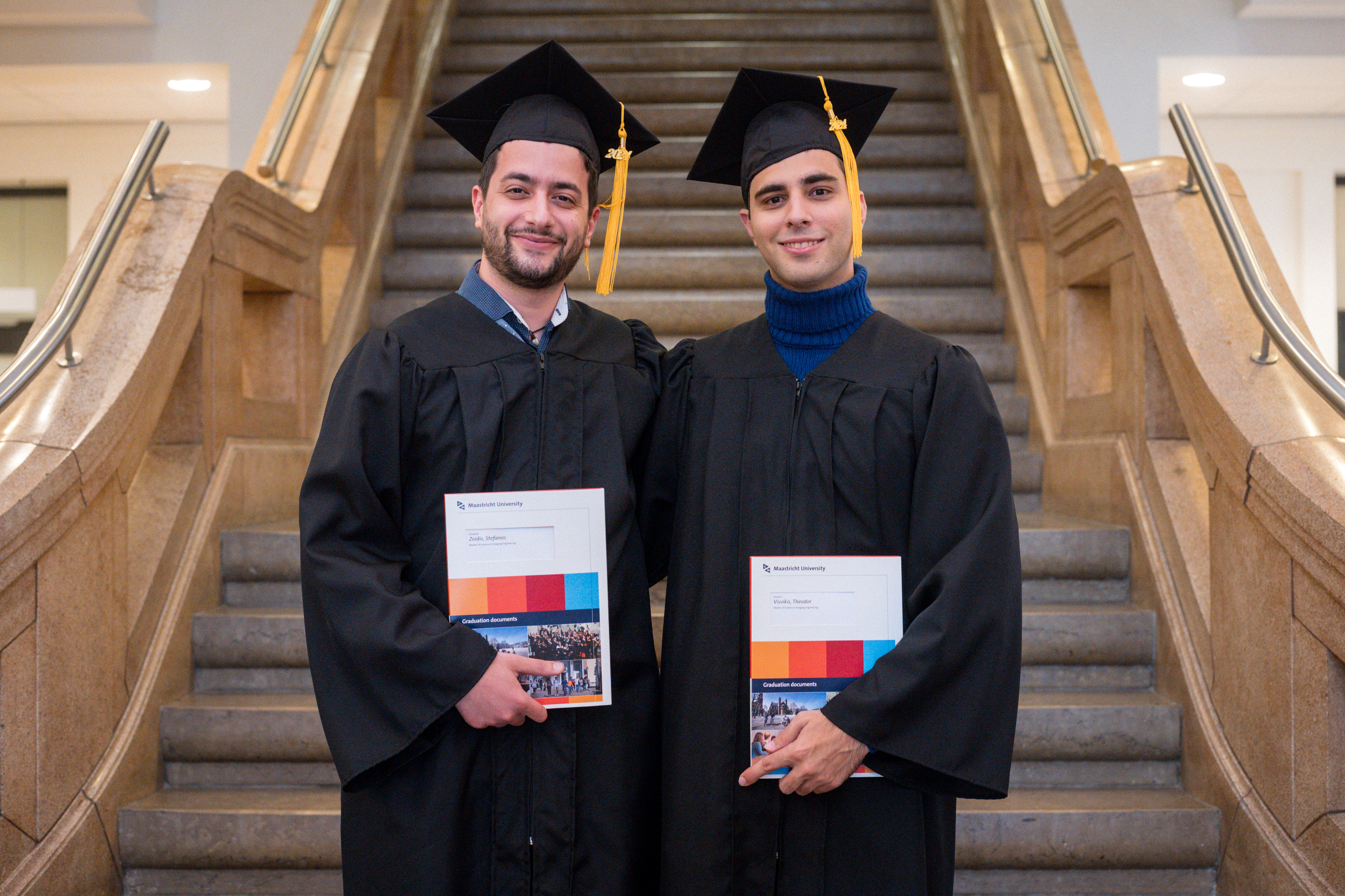 Theo Visvikis (r) en Stefanos Zoidis showing their diploma's