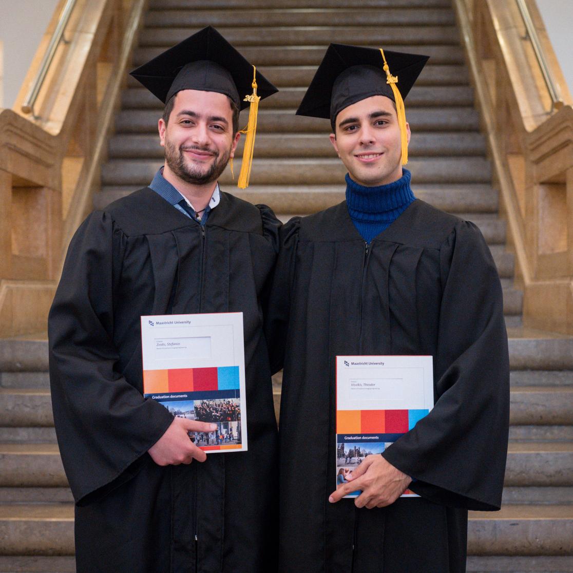 Theo Visvikis (r) en Stefanos Zoidis showing their diploma's