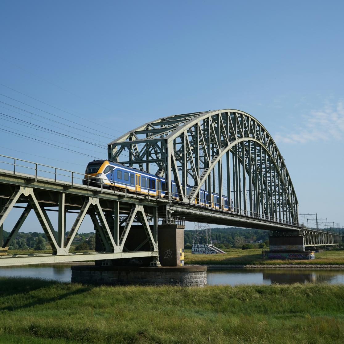 NS sprinter trein over brug