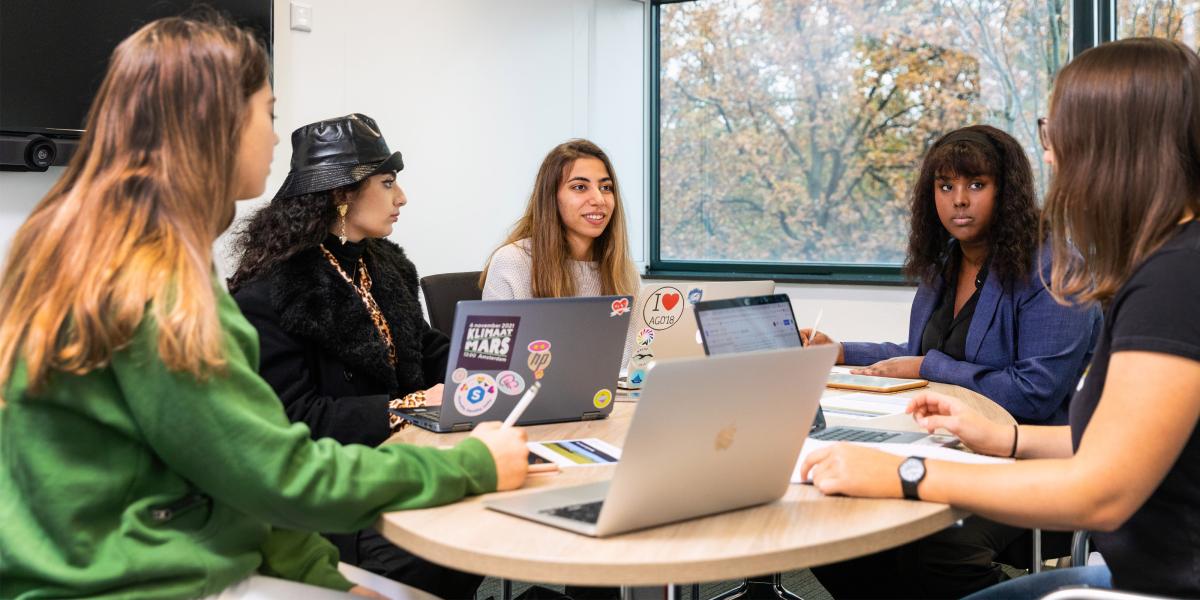 PBL: 5 students around a table discussing