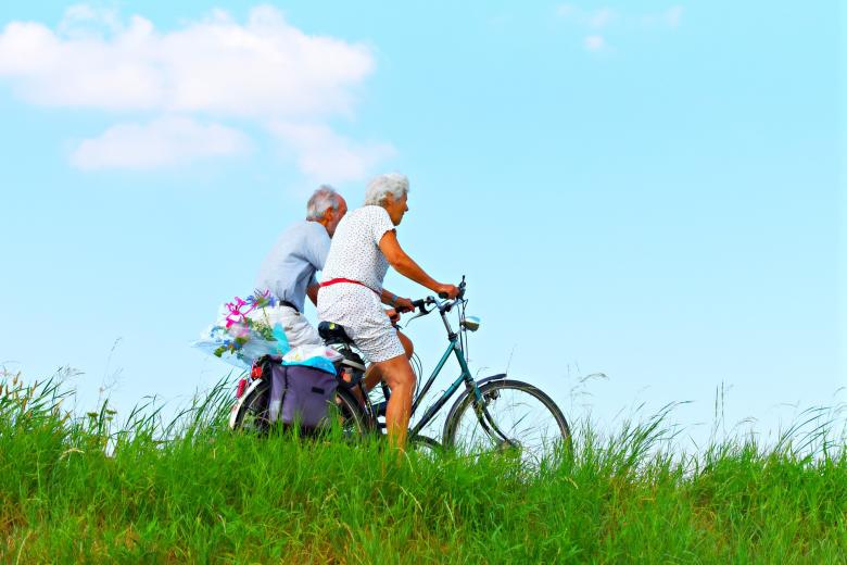 Ouderen fietsen 