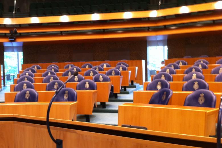 Ambtsmisdrijven van ministers en leden van de Staten-Generaal: klikken uit de commissie stieken: vervolging van fractievoorzitters?