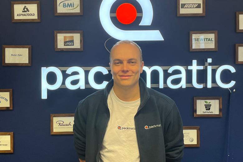Paul Schraven in front of Packmatic banner